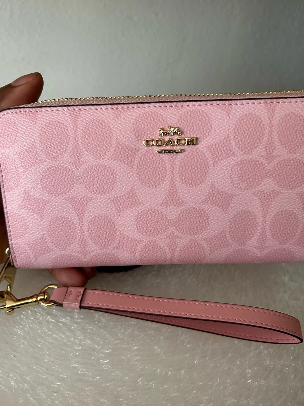( Maybe 🤔👉🏽Coach Signature Wallet in Powder Pink with Gold Hardware